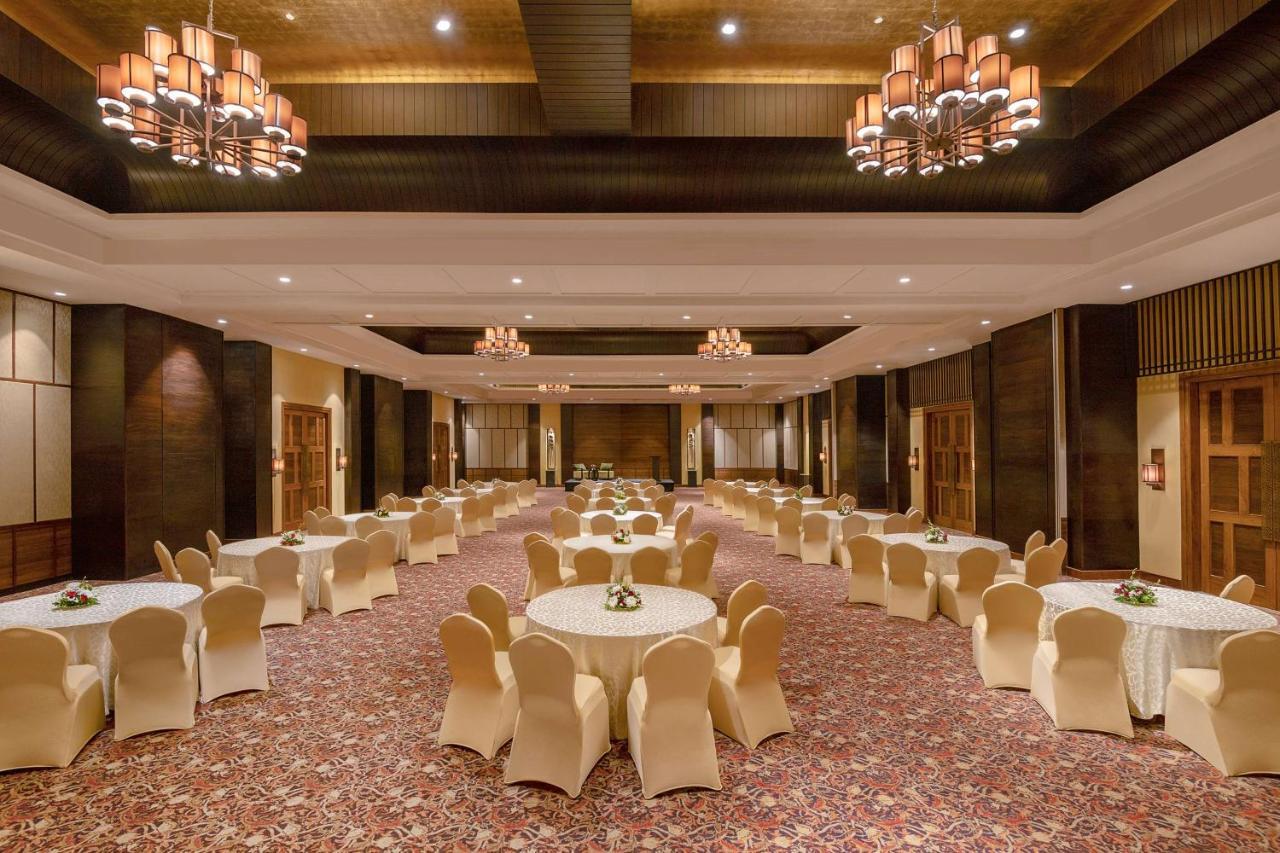 Radisson Blu Plaza Resort & Convention Centre Карджат Екстер'єр фото The Royal Ballroom