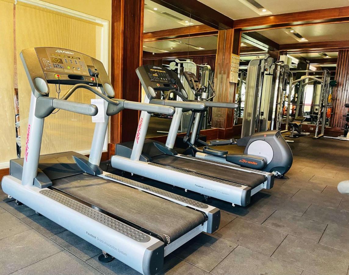 Radisson Blu Plaza Resort & Convention Centre Карджат Екстер'єр фото Treadmills at a gym