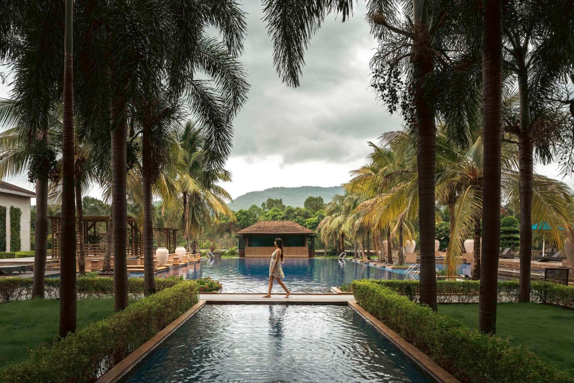 Radisson Blu Plaza Resort & Convention Centre Карджат Екстер'єр фото The pool at the Anantara Golden Triangle Resort