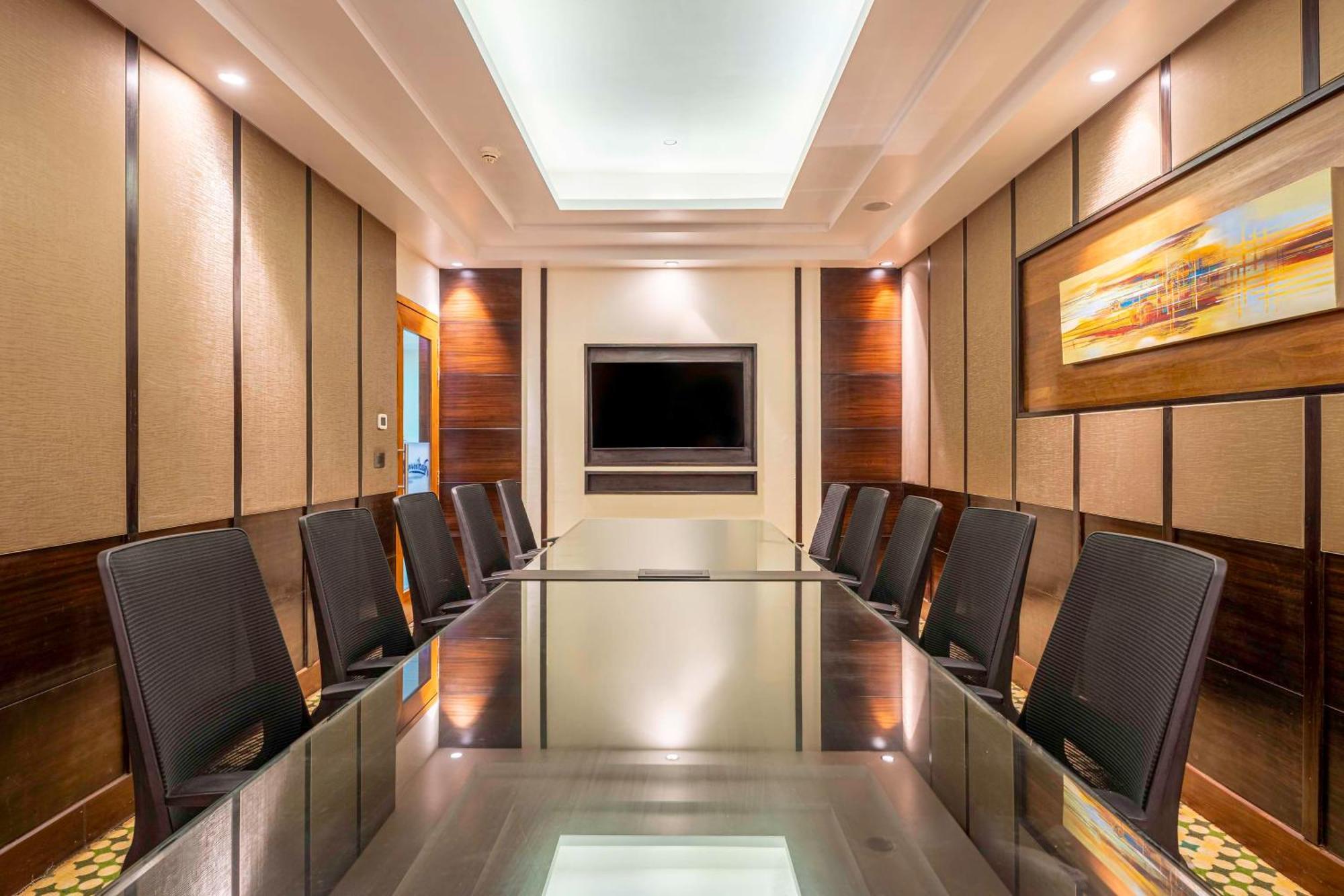 Radisson Blu Plaza Resort & Convention Centre Карджат Екстер'єр фото A boardroom