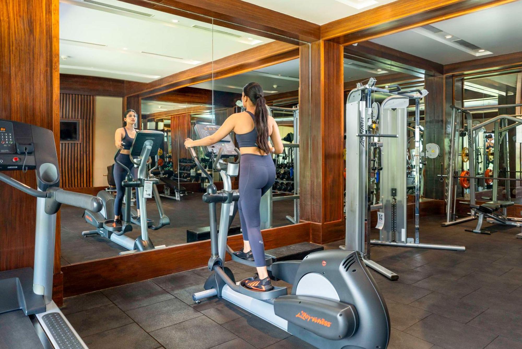 Radisson Blu Plaza Resort & Convention Centre Карджат Екстер'єр фото A woman on an elliptical trainer