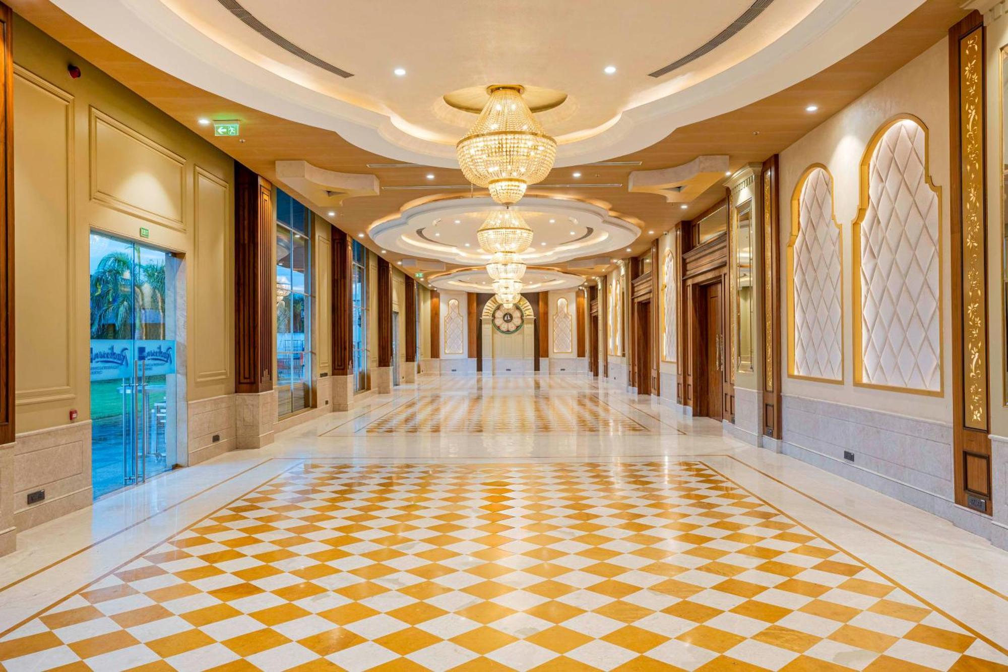 Radisson Blu Plaza Resort & Convention Centre Карджат Екстер'єр фото The interior of the hotel