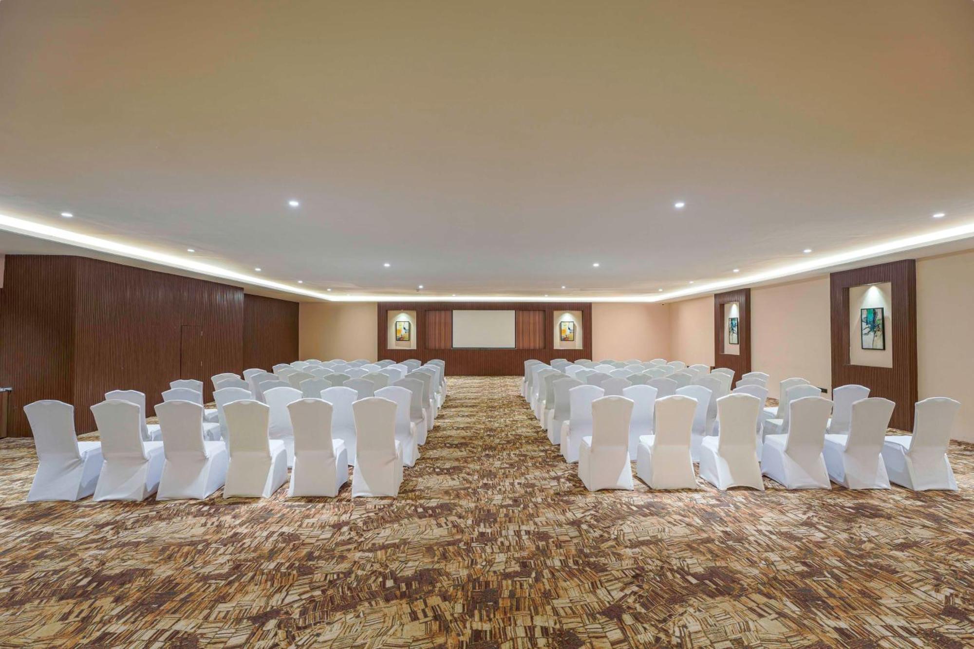 Radisson Blu Plaza Resort & Convention Centre Карджат Екстер'єр фото The ballroom