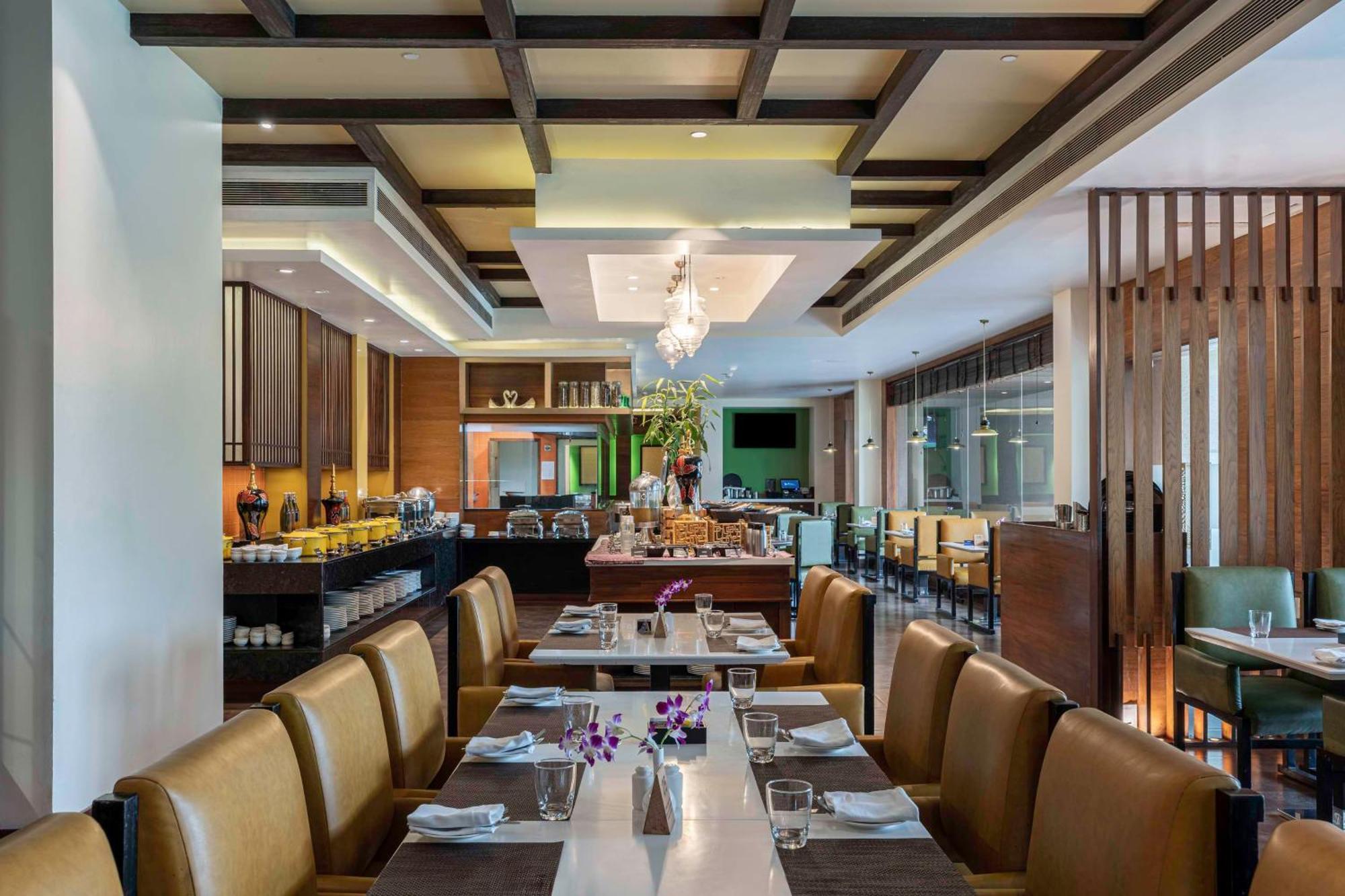 Radisson Blu Plaza Resort & Convention Centre Карджат Екстер'єр фото The restaurant