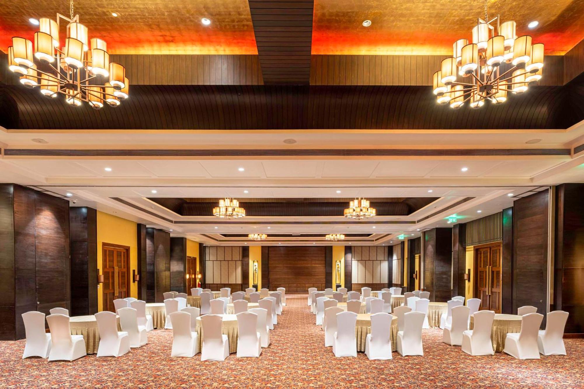 Radisson Blu Plaza Resort & Convention Centre Карджат Екстер'єр фото The Grand Ballroom