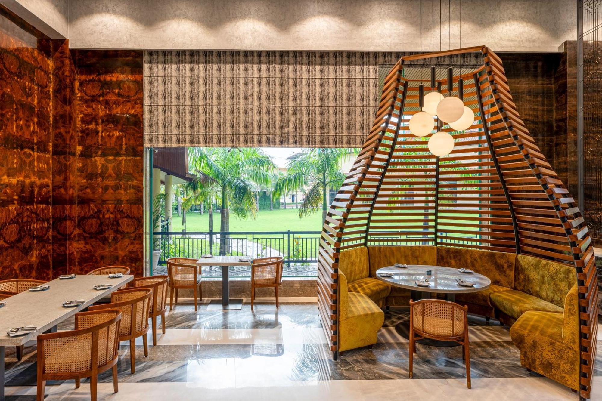 Radisson Blu Plaza Resort & Convention Centre Карджат Екстер'єр фото The restaurant at the Taj Bengal
